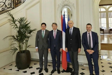 Vietnamese and French officials pose for a group photo in Paris. (Source: VNA)