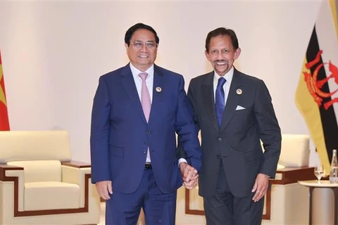 Vietnamese Prime Minister Pham Minh Chinh (left) and Sultan of Brunei Haji Hassanal Bolkiah at their meeting in Vientiane, Laos, on October 9. (Photo: VNA)