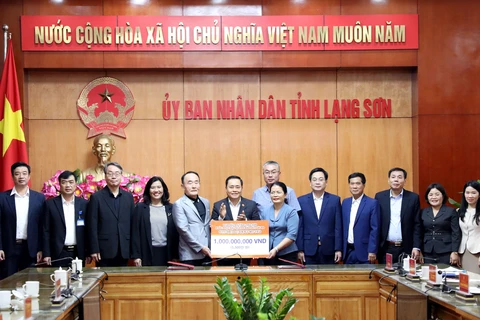 The Republic of Korea (RoK)’s Daejin International Volunteers Association (DIVA) has presented 1 billion VND (over 40,200 USD) in international emergency aid to 15 households in the northern province of Lang Son suffering damage from Typhoon Yagi. (Photo: VNA)