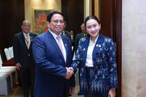 Vietnamese Prime Minister Pham Minh Chinh (left) and his Thai counterpart Paetongtarn Shinawatra meet on the sidelines of the 44th and 45th ASEAN Summits and Related Summits in Vientiane, Laos, on October 9. (Photo: VNA)