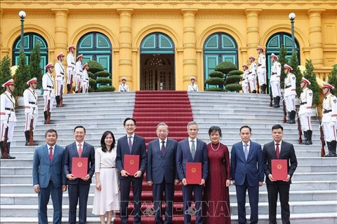 Party General Secretary and State President To Lam (centre), new Vietnamese ambassadors and delegates. (Source: VNA)