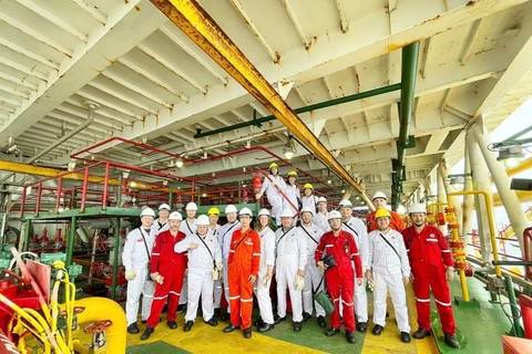 Gazprom experts visit Vietsovpetro. (Photo: Vietsovpetro)