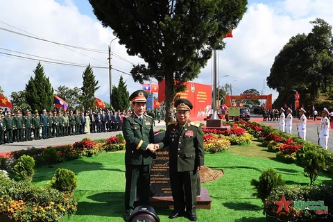 Vietnamese Minister of National Defence General Phan Van Giang (left) and Lao Deputy Prime Minister and Minister of National Defence Chansamone Chanyalath plant a tree at the exchange event. (Photo: VNA)