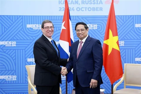 Prime Minister Pham Minh Chinh (right) and Cuban Foreign Minister Bruno Rodriguez Parrilla at their meeting on the sidelines of the expanded BRICS Summit in Kazan, Russia, on October 24. (Photo: VNA)