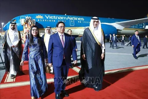 Prime Minister Pham Minh Chinh and his spouse at Doha International Airport. (Photo: VNA)