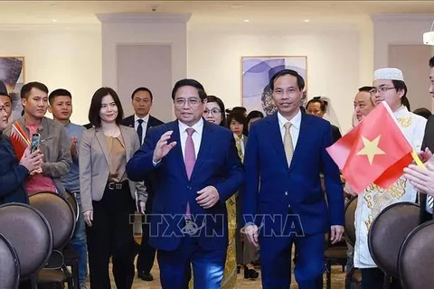 Prime Minister Pham Minh Chinh meets representatives of the Vietnamese Embassy and community in Qatar. (Photo: VNA)