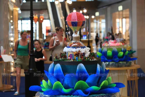 Visitors view krathong featuring iconic imagery from 15 countries at Iconluxe Avenue. (Photo: Bangkok Post)