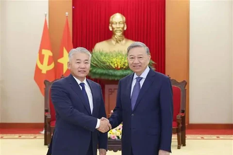 Party General Secretary To Lam (right) and Mongolian Minister for Food, Agriculture and Light Industry Jadamba Enkhbayar. (Photo: VNA)