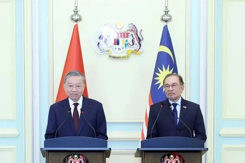 Party General Secretary To Lam (left) and Malaysian Prime Minister Anwar Ibrahim at the press conference. (Photo: VNA)