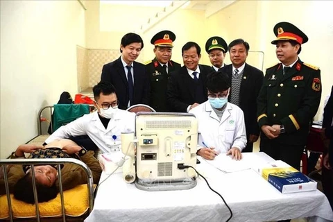 Medical personnel from Thanh Hoa and Houaphanh provinces offer free check-ups and medicines to border residents. (Photo: VNA)