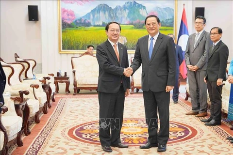 越南科学技术部部长黄成达拜会老挝总理宋赛·西潘敦。图自越通社