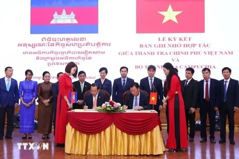 越南政府监察总署总检察长段鸿峰与柬埔寨监察部大臣华合签署签署合作备忘录。图自越通社