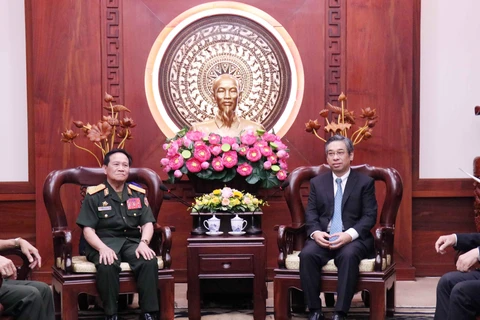 胡志明市市委副书记阮福禄会见老挝万象首都老战士协会主席法隆·林通少将。图自越通社