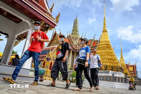 游客参观泰国曼谷大皇宫。图自越通社