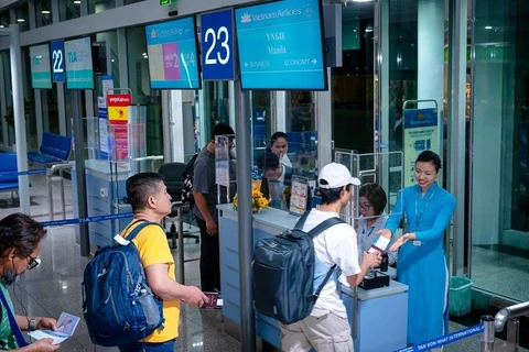越南—菲律宾航班的首批乘客。图自越通社