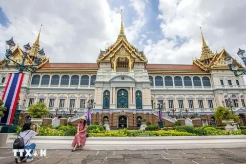 游客参观曼谷大皇宫。图自越通社