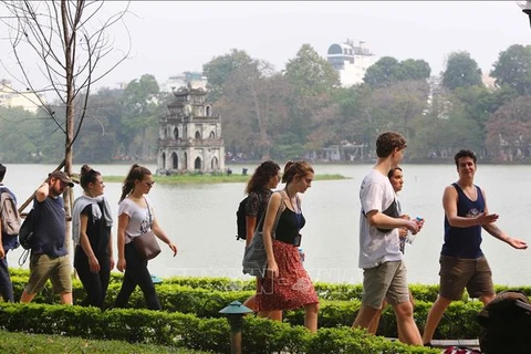 外国游客参观河内市还剑湖。图自越通社