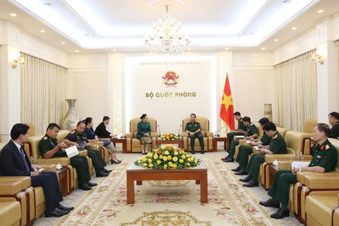 越共中央政治局委员、中央军委副书记、国防部部长潘文江大将会见老挝驻越大使坎葆·恩塔万。图自越通社