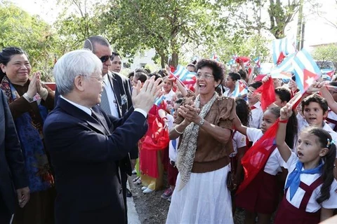 阮富仲总书记2018年3月28日在哈瓦那和平公园会见古巴人民和学生。图自越通社