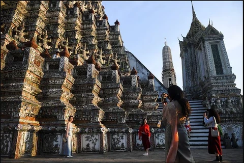 Tourists from mainland China dressed in traditional Thai costumes visit Wat Arun temple (Photo: reuters.com)