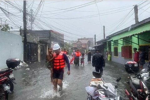 Children are evacuated from a flooded area by coast guard personnel in Lucena, Quezon province, the Philippines, amid heavy rain brought by tropical storm Ewiniar. (Photo: philstar.com) 