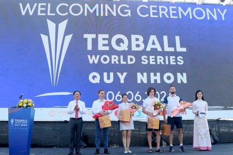 Chairman of the Provincial People's Committee Pham Anh Tuan (first from left) presents flowers and gifts to FITEQ General Secretary, representatives of the organising unit, athletes and referees (Photo: VNA)