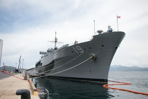 The United States Navy’s 7th Fleet flagship USS Blue Ridge docked at Cam Ranh International Port, Khanh Hoa Province. (Photo: VNA)