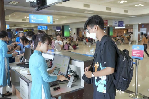 Passengers at Noi Bai International Airport (Photo: hanoimoi.vn)