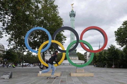 General view of the Olympic rings at Place de la Bastille. (Photo: Reuters) 