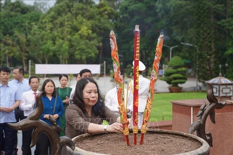 Vice State President Vo Thi Anh Xuan pays tribute to martyrs in Con Dao (Photo: VNA)