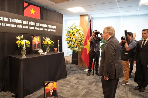 UN Secretary-General Antonio Guterres pays tribute to Party General Secretary Nguyen Phu Trong at the Permanent Mission of Vietnam to the UN in New York, the US. (Photo: VNA)