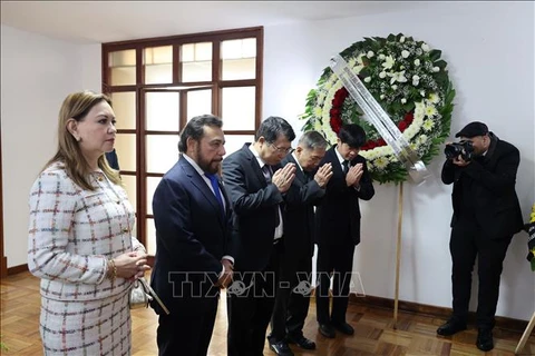 Vice President of El Salvador Felix Ulloa pays tribute to General Secretary Nguyen Phu Trong at Vietnamese Embassy in Mexico (Photo: VNA)