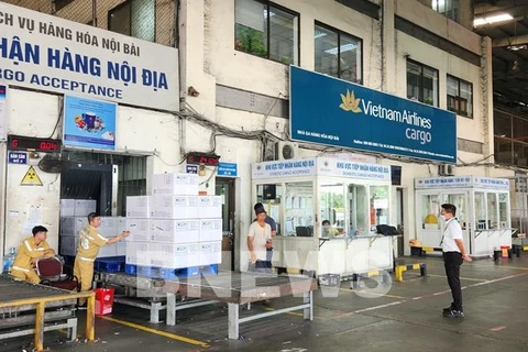 Vietnam Airlines continues waiving vaccine shipping costs (Photo: VNA)