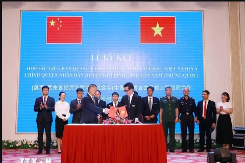 Lai Chau Economic Zone Management Board and the administration of Jinping district, China's Yunnan province sign a MOU in the northern province of Lai Chau, July 30. (Photo: 