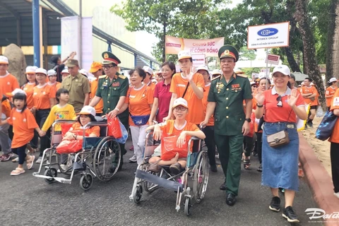 Over 5,000 join charity walk to support Agent Orange/dioxin victims (Photo: VNA)