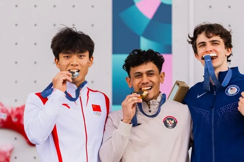 Indonesian speed climber Leonardo (C) clinches a gold medal in the men’s speed climbing at the 2024 Olympic Games in Paris. (Photo: 