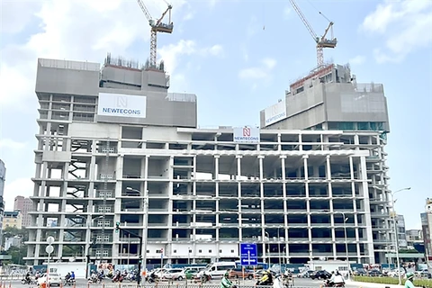 Construction of a building near Ben Thanh Market by Viva Land, a subsidiary of Van Thinh Phat Group, stalled at the end of 2022 following the arrest of its chairwoman Truong My Lan. Real estate developers are struggling to meet repayment obligations due to a sluggish market. (Photo: vietnamnews.vn)