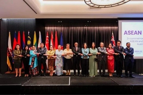 Heads and deputy heads of ASEAN's representative agencies in Canberra (Photo: VNA)