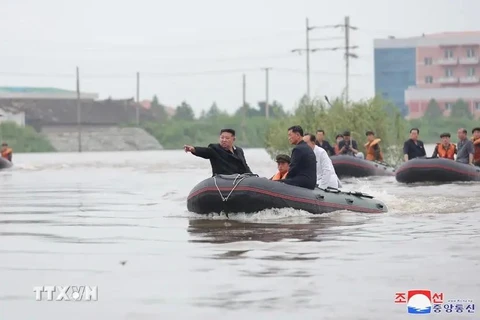  DPRK leader's Kim Jong Un is inspecting flooded areas in the northwest by boat (Photo: KCNA/VNA(