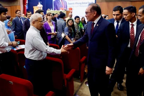 Malaysian Prime Minister Datuk Seri Anwar Ibrahim shaking hands with attendees after delivering a lecture in New Delhi. (Photo: BERNAMA)