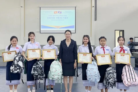 Consul General of Vietnam in Savannakhet Dang Thi Hai Tam and students at the competition (Photo: VNA)