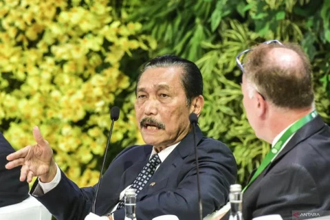 Indonesia's Coordinating Minister for Maritime Affairs and Investment Luhut Binsar Pandjaitan (left) speaks during the first dialogue session at the International Sustainability Forum (ISF) 2024, Jakarta, September 5, 2024. (Photo: en.antaranews.com) 