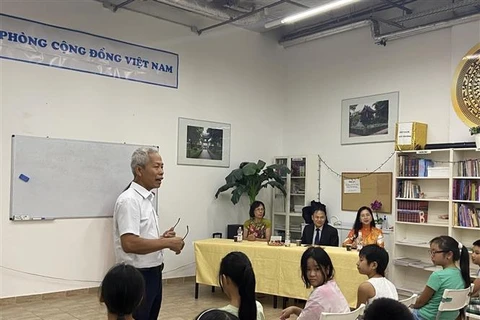 Tran Anh Tuan, head of the Budapest Vietnamese Language Centre at the event (Photo: VNA)