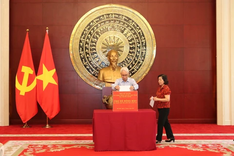 Vietnamese Ambassador to China Pham Sao Mai at the donation drive to raise fund for people affected by Typhoon Yagi in the homeland. (Photo: VNA)