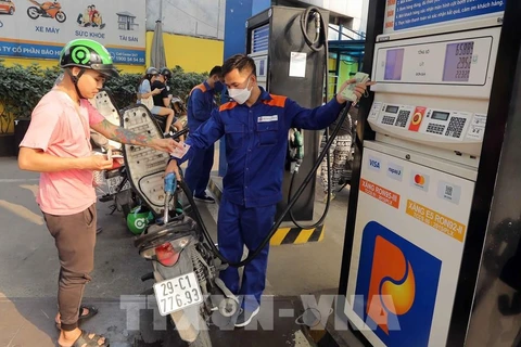 Petrol prices increases slightly on September 19 (Photo: VNA)