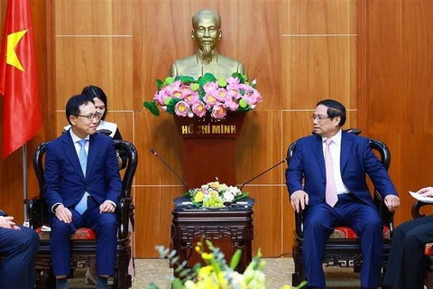 PM Pham Minh Chinh meets with General Director of Samsung Vietnam Choi Joo Ho (Photo: VNA)