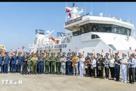 Indonesia's coast guard ship KN.Pulau Dana docks at PTSC Port in Vung Tau city. (Photo: VNA)