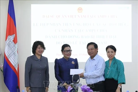 Vietnamese Ambassador to Cambodia Nguyen Huy Tang (second from right) receives donations at the ceremony on October 10. (Photo: VNA)