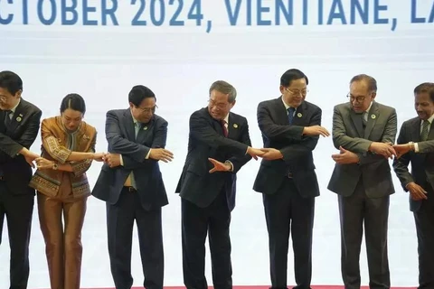 Chinese Premier Li Quiang (centre) arrives in Laos talking up the need for stronger connections with ASEAN. (Photo: AP)