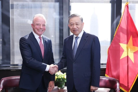 Party General Secretary and State President To Lam (R) receives President of Boeing Global Brendan Nelson. (Photo: VietnamPlus) 